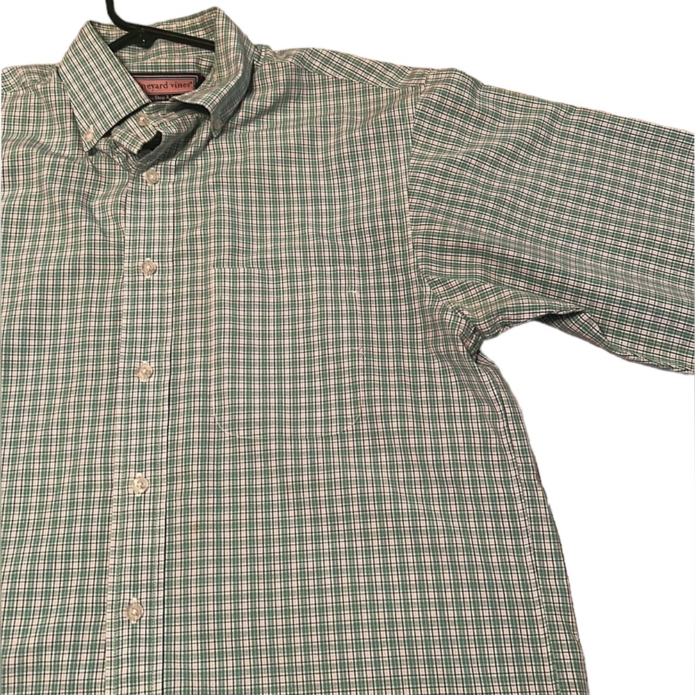 Vineyard Vines Long sleeve button down shirt. Checkered pattern. Size M.